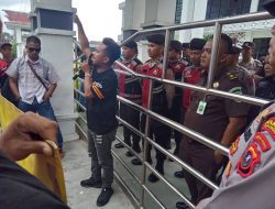 GELOMBANG RAKYAT BANJAR HULU KEC.UJUNG PADANG MENGEPUNG KANTOR BUPATI SIMALUNGUN 2 JUNI 2025