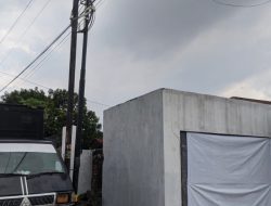 Pemasangan Tiang Provider Biznet di Siantar Tanpa Izin dan Menghalangi Jalan, Pemilik Rumah Keberatan